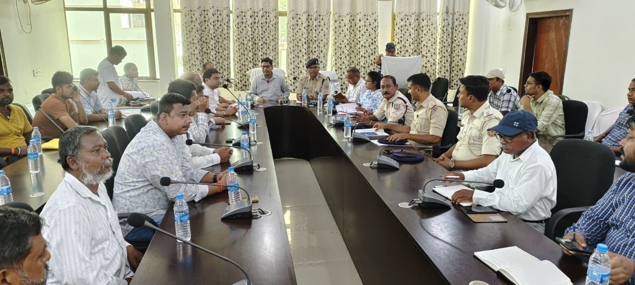 Chaibasa News : सोशल मीडिया की खबरों को बिना जांचे फाॅरवर्ड न करें