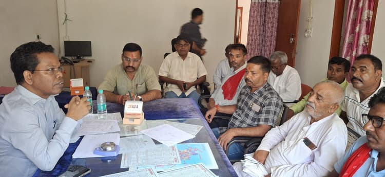 Giridih News :मतदान केंद्रों की भौगोलिक स्थिति की समीक्षा