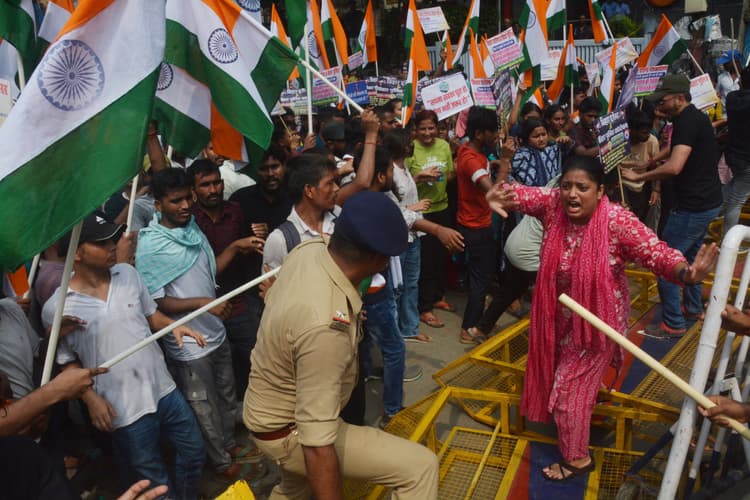 Patna News. दारोगा अभ्यर्थियों को पुलिस ने दौड़ा-दौड़ा कर पीटा