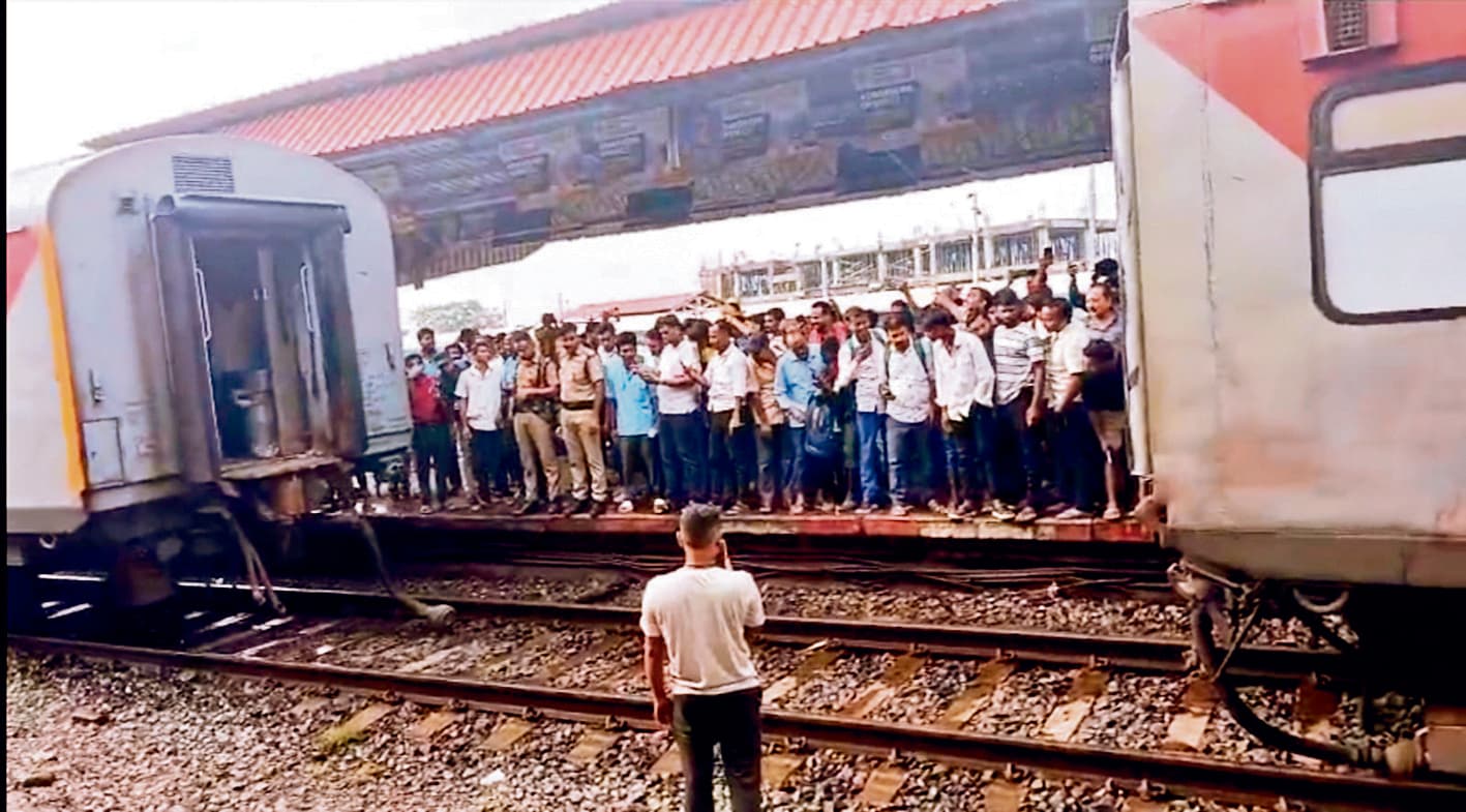 Patna News : फतुहा स्टेशन पर श्रमजीवी एक्सप्रेस दो हिस्सों में बंटी