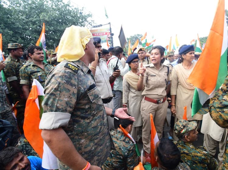 Patna News : बीजेपी ऑफिस के पास डायल 112 के चालकों ने किया प्रदर्शन