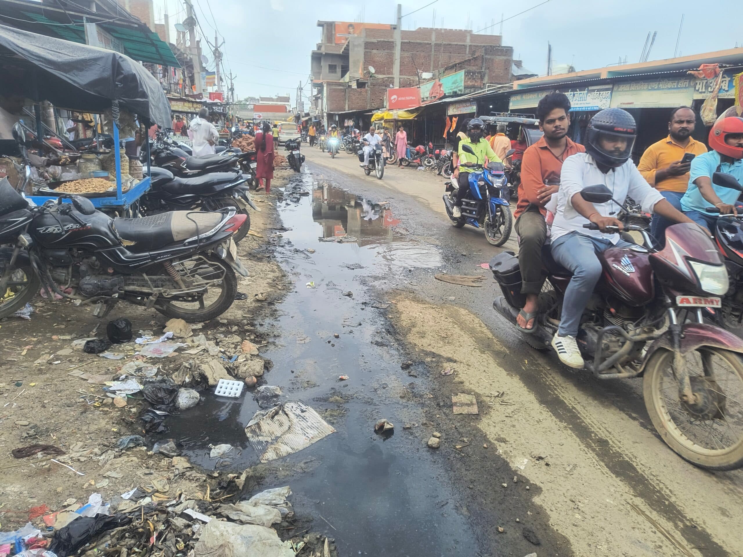 गिरधरियां मोड़ पर जलजमाव व सड़क पर फैले कचरे से लोग परेशान