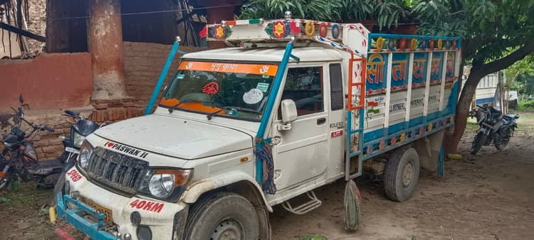 वाहन पर लदे करैला के नीचे शराब बरामद