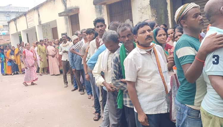 ओबरा में  यूरिया को लेकर बवाल, अनियमितता का आरोप लगा  किसानों ने जाम किया सड़क