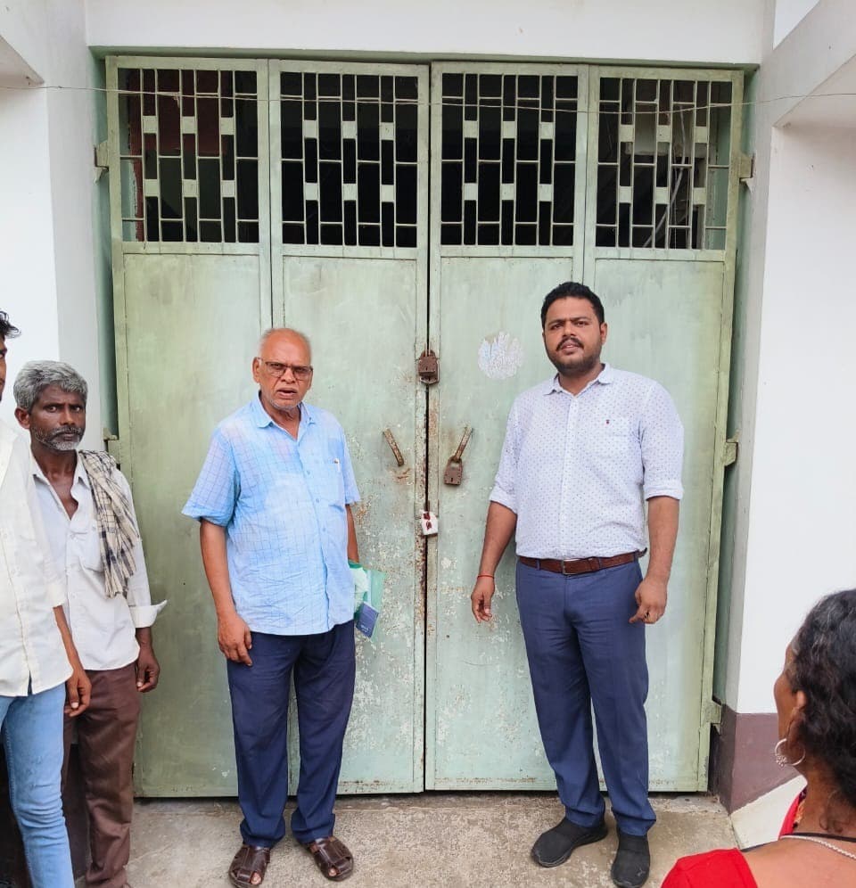 लाइसेंसी विक्रेता ज्यादा कीमत में बेच रहे खाद, प्रशासन की टीम ने  की दुकान सील, लाइसेंस रद्द