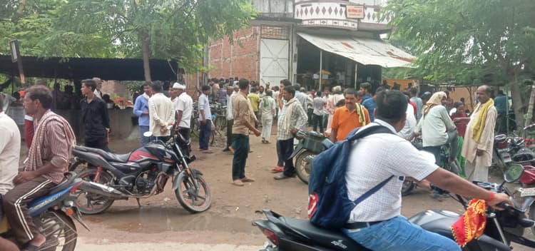 यूरिया नहीं मिलने से किसानों को हो रही परेशानी