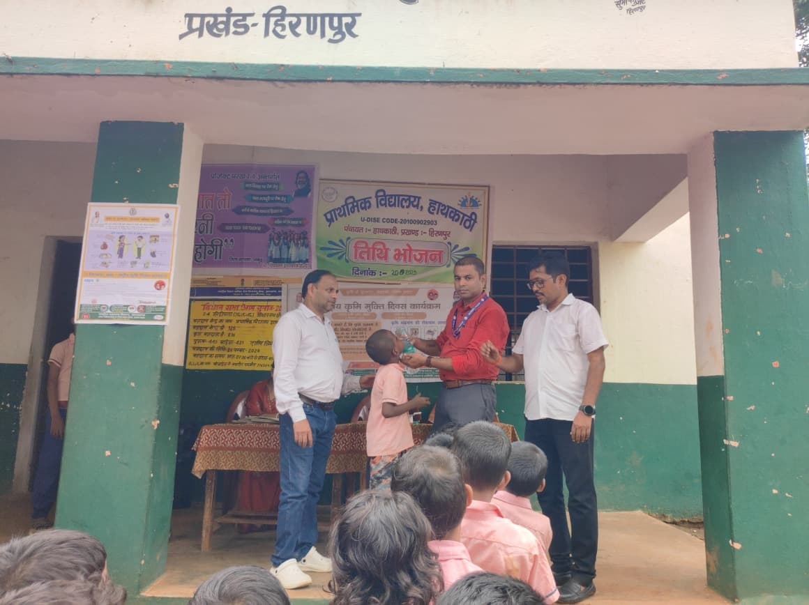 प्रावि के बच्चों को खिलाई गयी एल्बेंडाजोल की दवा