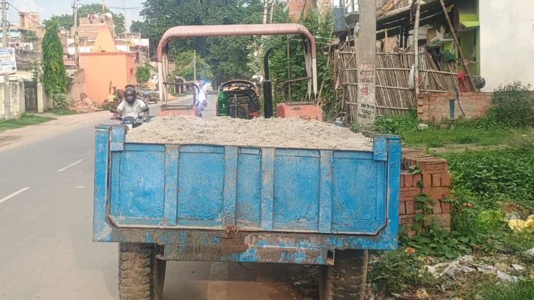 Motihari: नदी में अवैध बालू खनन करते ट्रैक्टर -ट्रॉली जब्त, चालक फरार