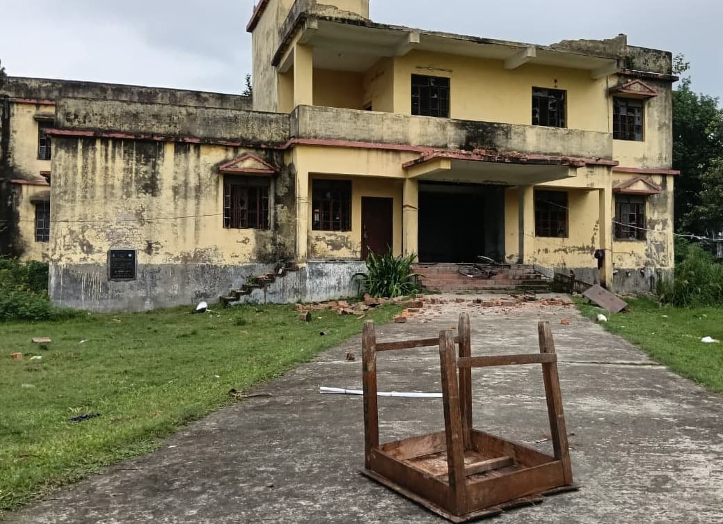 राजकीय पॉलिटेक्निक कॉलेज में हंगामा, छात्रों ने बाहरी तत्वों की फूंकी गाड़ी