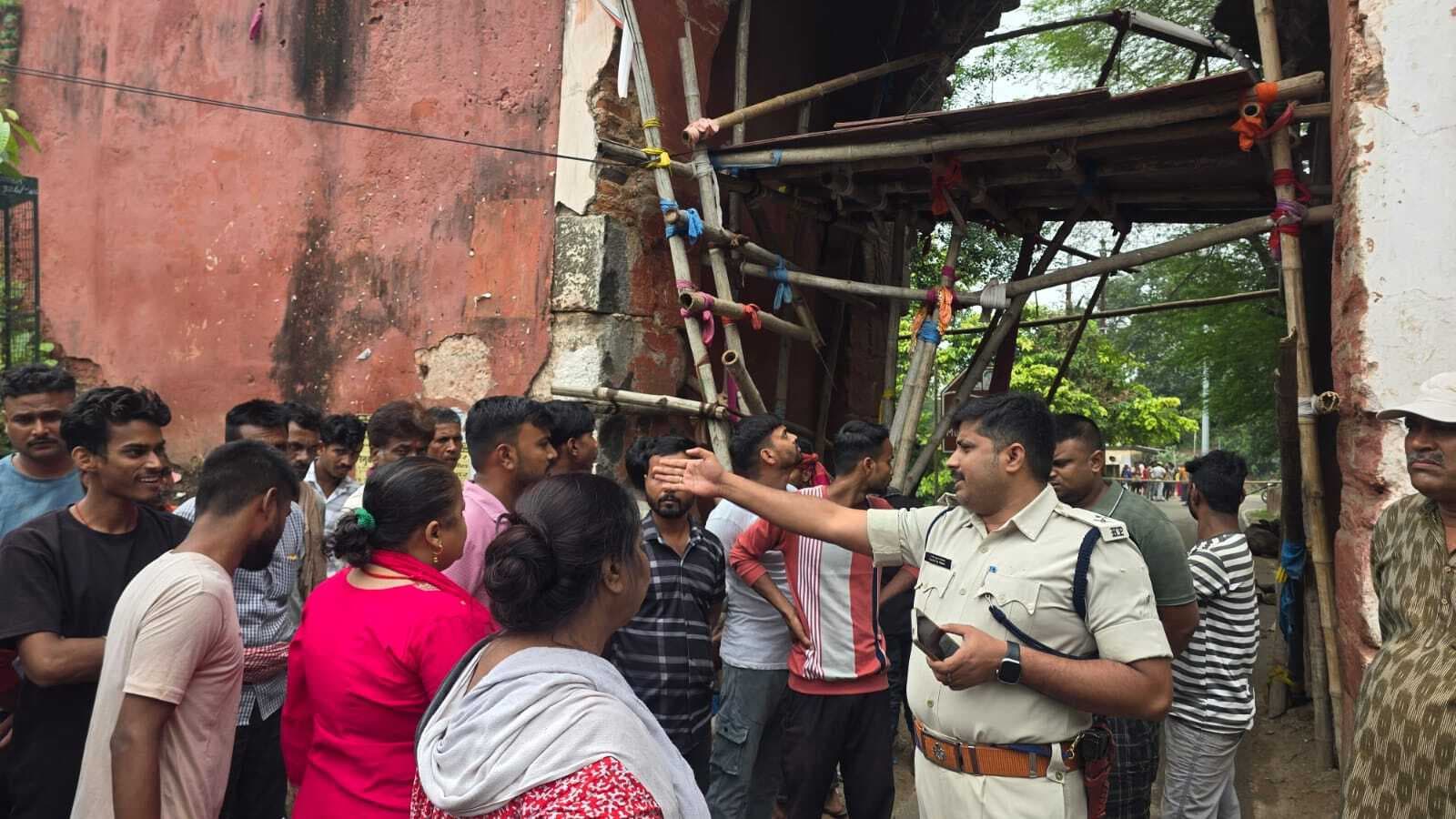 क्षतिग्रस्त उत्तरी किला गेट को बंद करने का लोगों ने किया विरोध