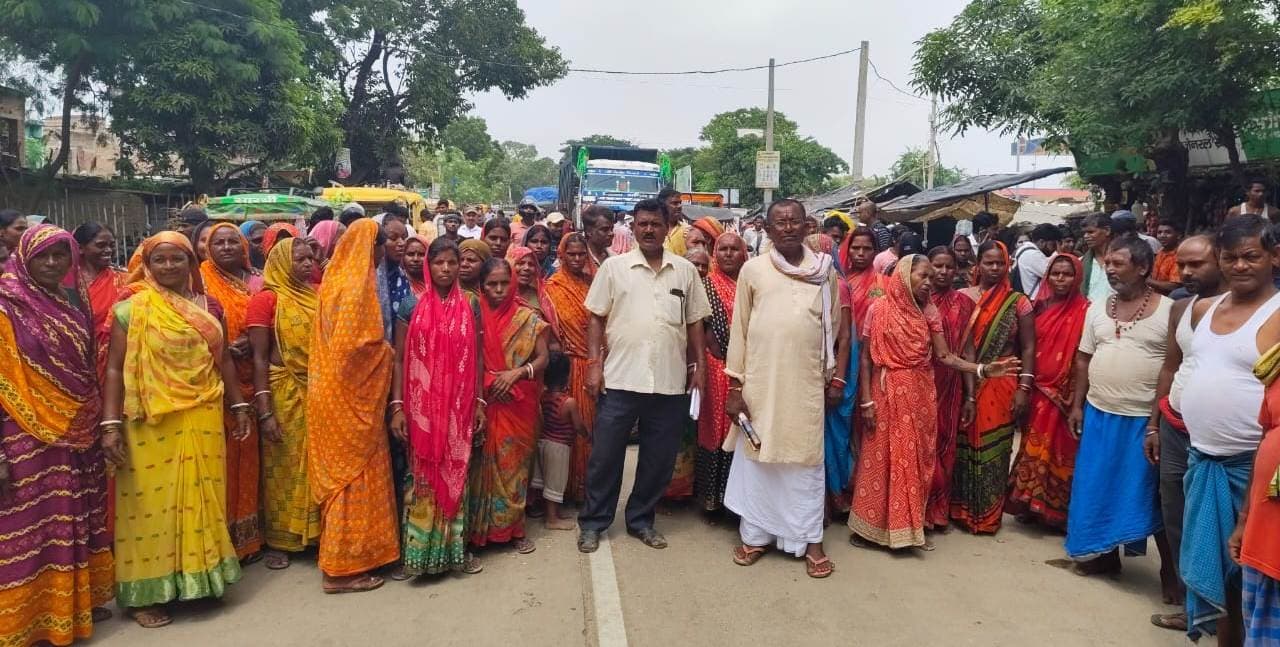 राहत व सहायता राशि की मांग को लेकर बाढ़ पीड़ितों ने एनएच-80 किया जाम, यात्री परेशान