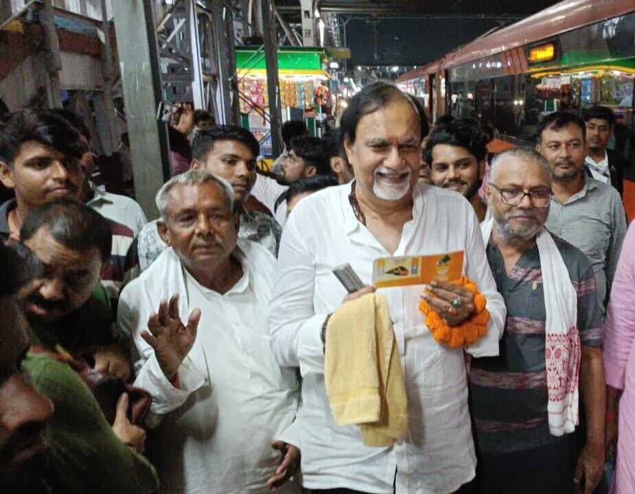 Samastipur News:हसनपुर पहुंचने पर वंदे भारत एक्सप्रेस का हुआ भव्य स्वागत