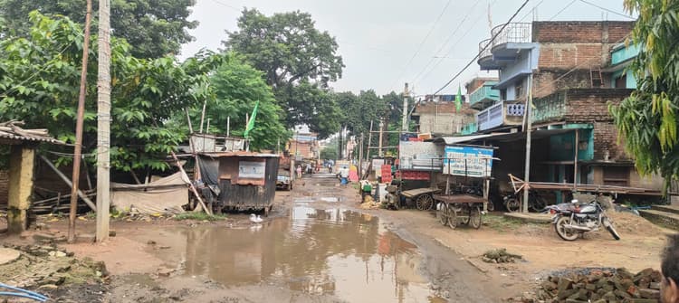 दो दशक में भी नहीं बन पायी डेढ़ किमी जर्जर सड़क