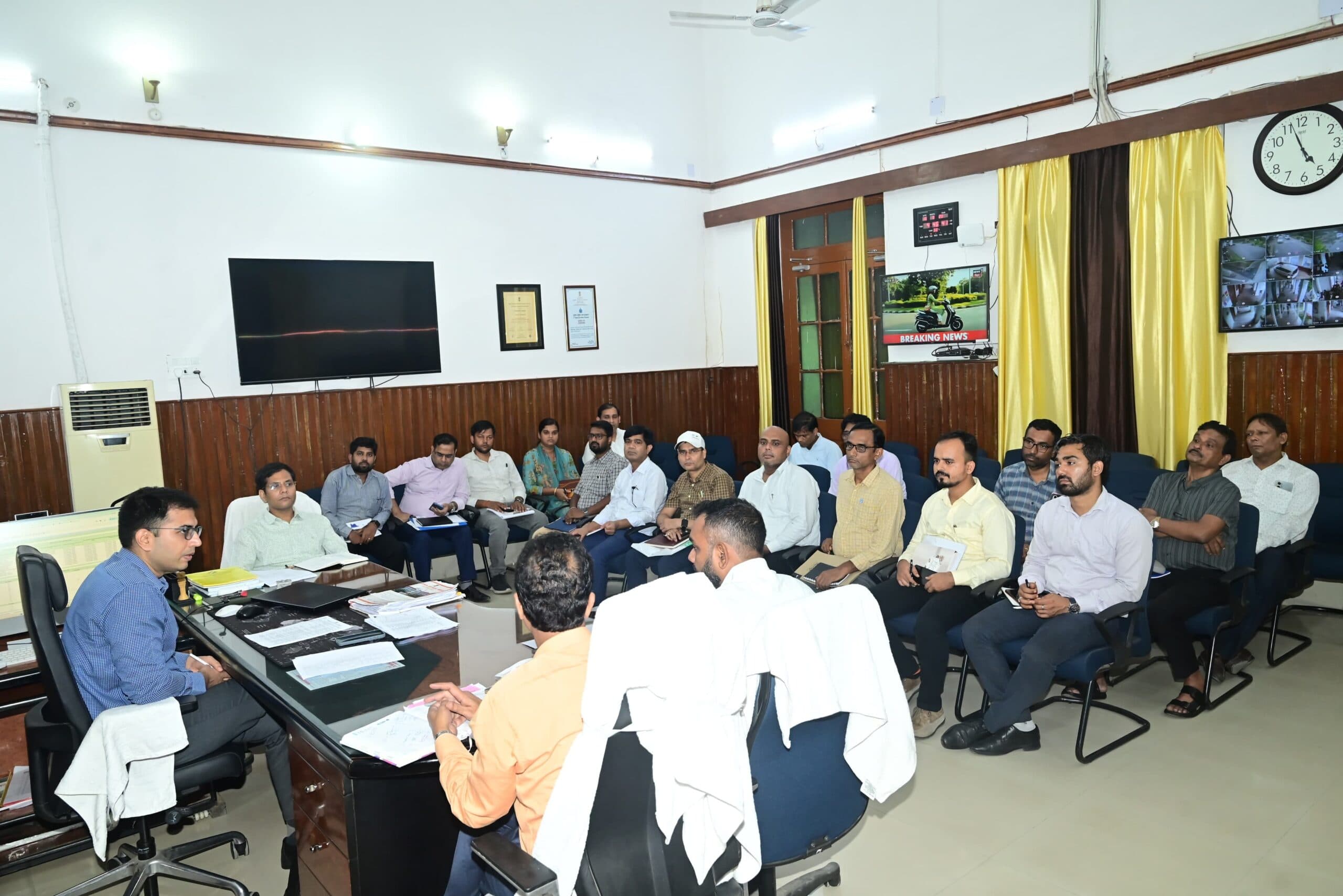 Motihari: आयोग के निर्देशों का सख्ती से अनुपालन करें अधिकारी : डीएम