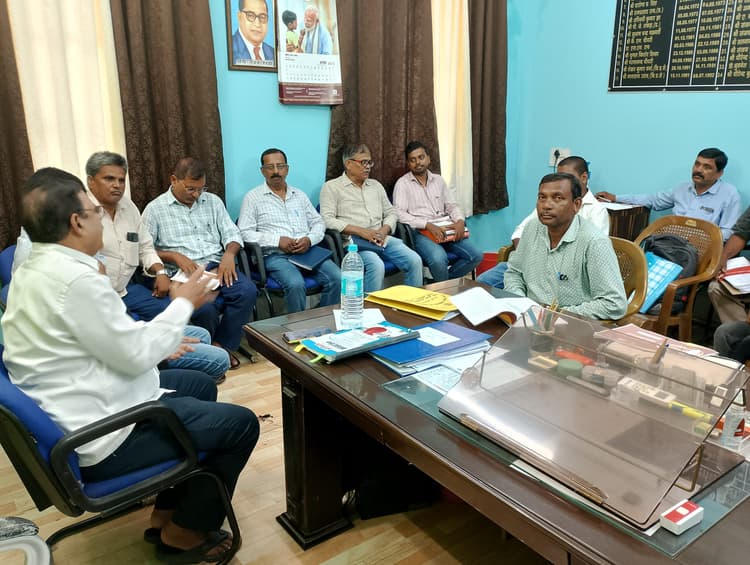 आदिवासियों के विकास में अपनी भागीदारी सुनिश्चित करें : कल्याण पदाधिकारी