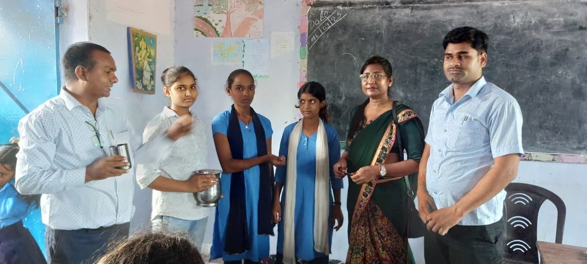 बच्चों को खिलायी गयी एल्बेंडाजोल की दवा