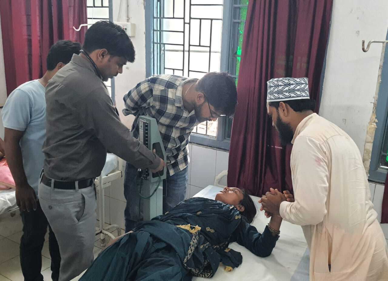 मारूति वैन के धक्के से बाइक सवार दंपती व मासूम पुत्र घायल