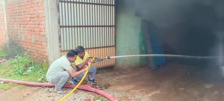 Deoghar news : फर्नीचर गोदाम में लगी आग, आठ दमकल पानी से सात घंटे में पाया काबू