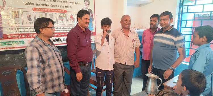 राष्ट्रीय कृमि मुक्ति दिवस कार्यक्रम के दौरान स्कूली बच्चों को खिलाई गयी एल्बेंडाजोल टेबलेट