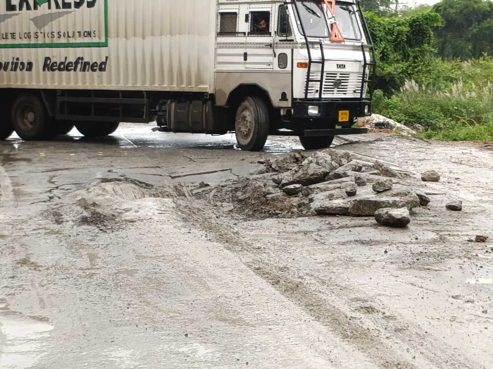 एनएच पर धंसी कायमनगर अंडरपास की सर्विस लेन