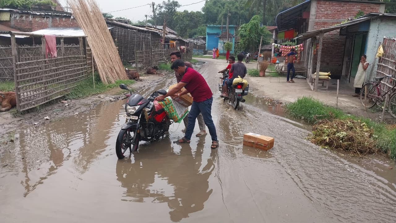 सड़क पर गड्ढा बना दुर्घटना का कारण, यात्रियों को हो रही भारी परेशानी