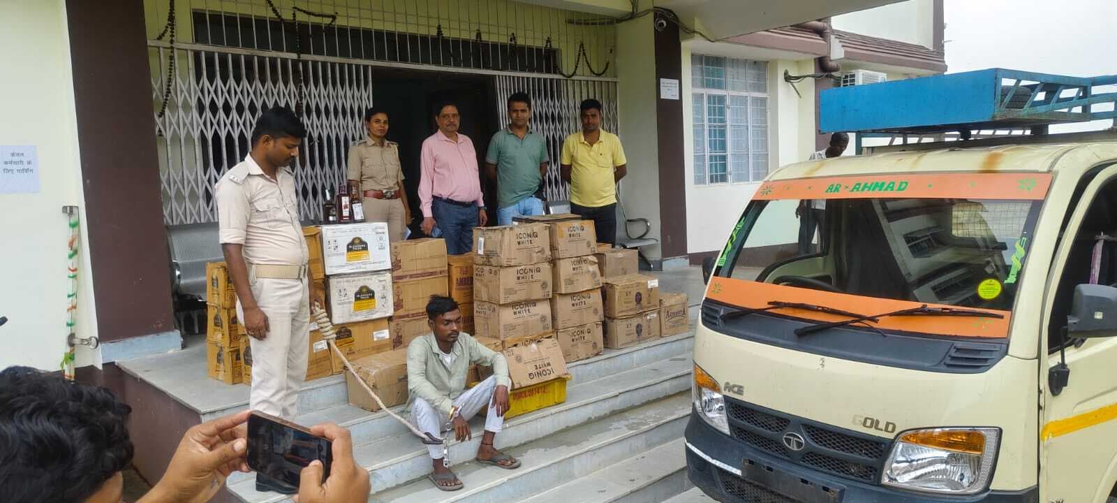 शराब के साथ दो तस्करों को किया गिरफ्तार