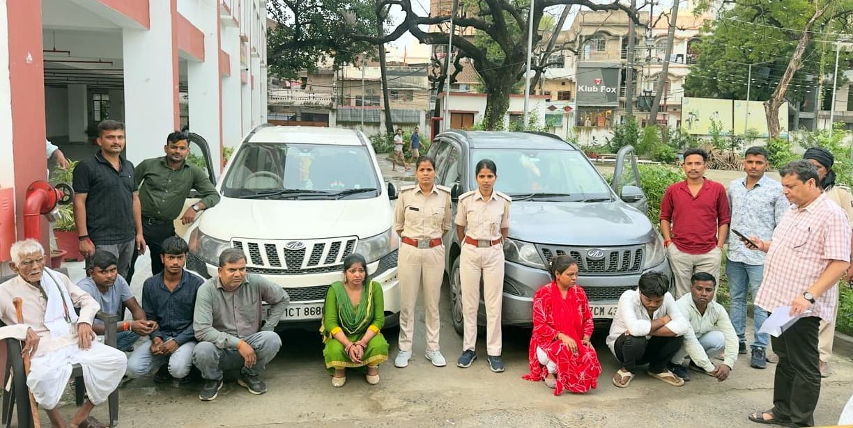 फैमिली मैन बनकर हरियाणा से करता था शराब की तस्करी, दो महिला समेत आठ गिरफ्तार