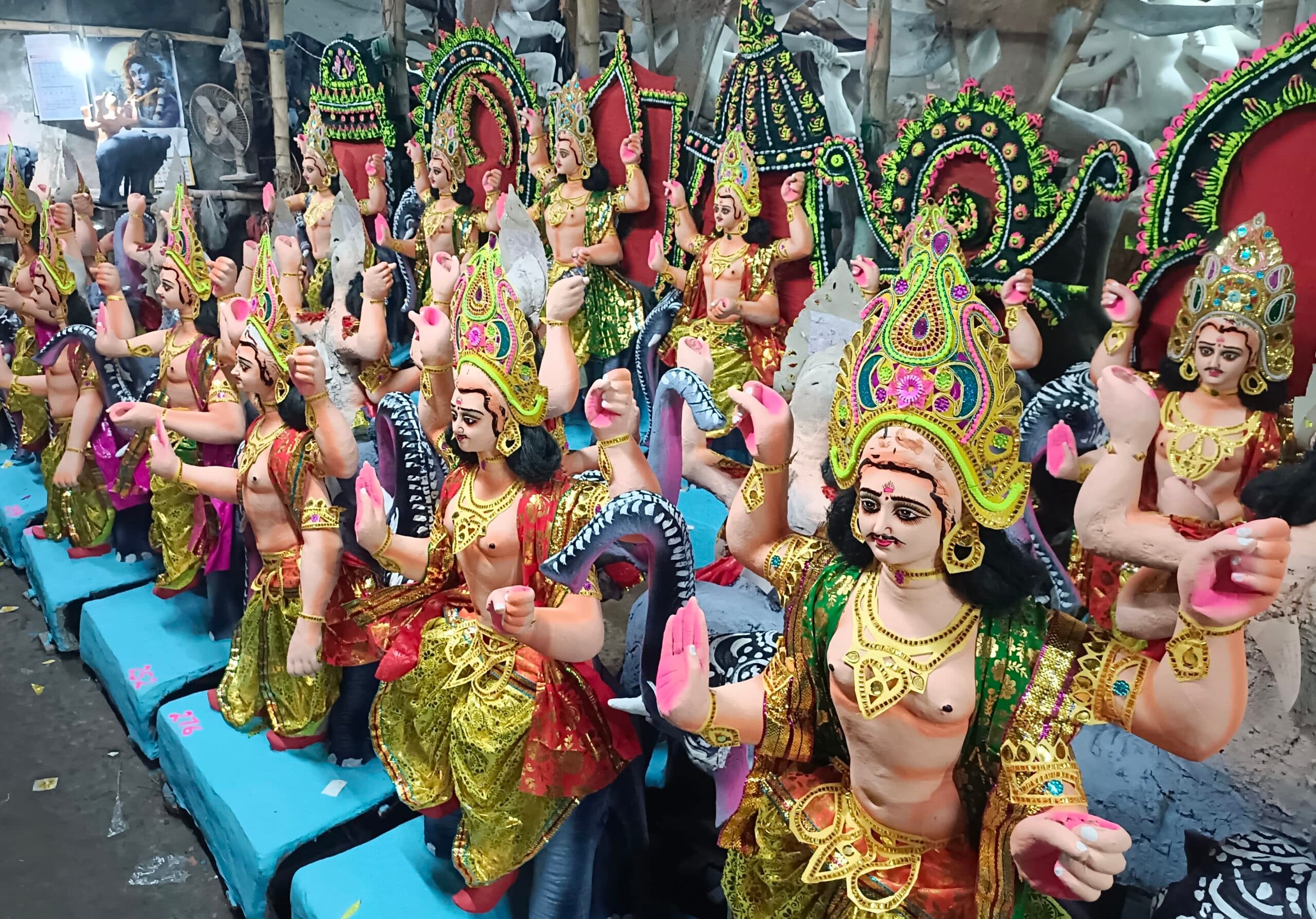 Dhanbad News: प्रतिष्ठानों में पहुंचीं देव शिल्पी की प्रतिमा, आज होगी पूजा-अर्चना