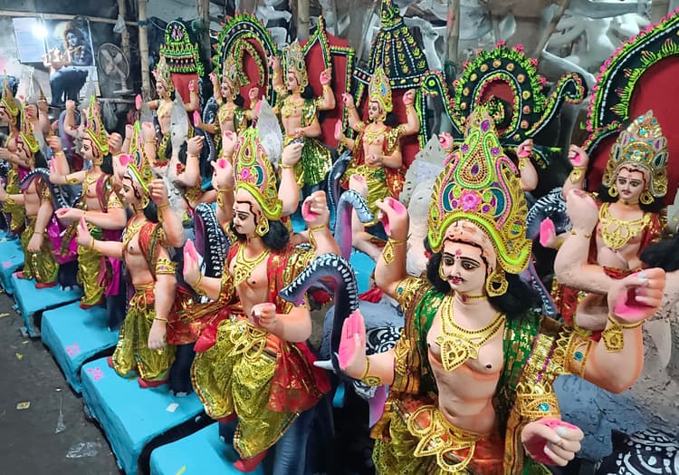 Dhanbad News: प्रतिष्ठानों में पहुंचीं देव शिल्पी की प्रतिमा, आज होगी पूजा-अर्चना
