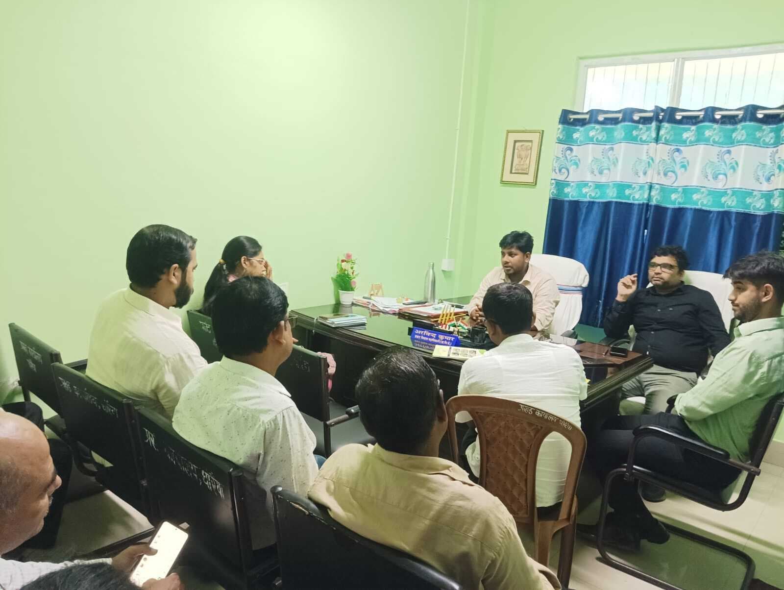 बीडीओ ने ली महिला रोजगार योजना की स्थिति की जानकारी