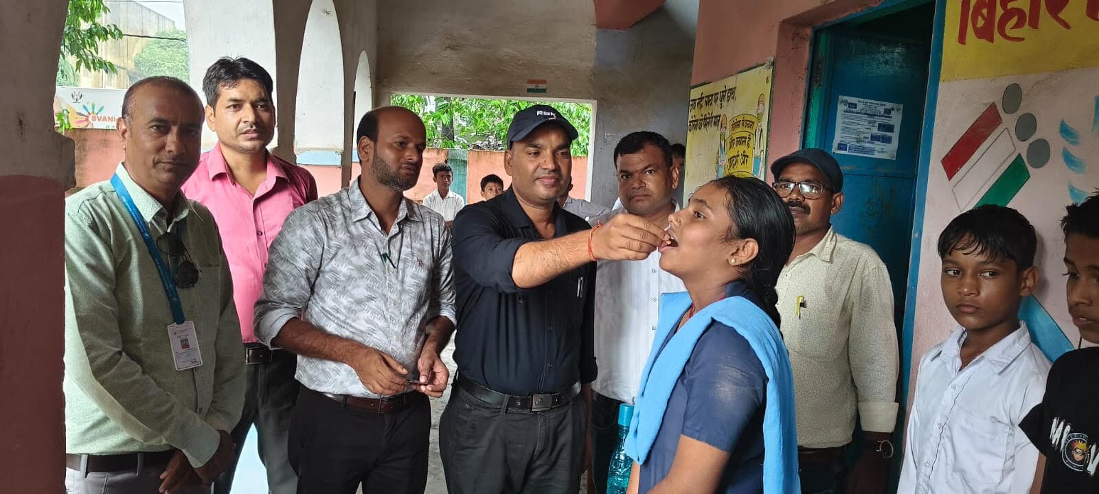 स्कूली बच्चों को दी गयी एल्बेंडाजोल की खुराक