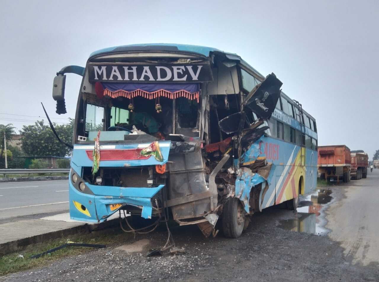 ट्रेलर से टकरायी बस, एक की मौत, 10 घायल