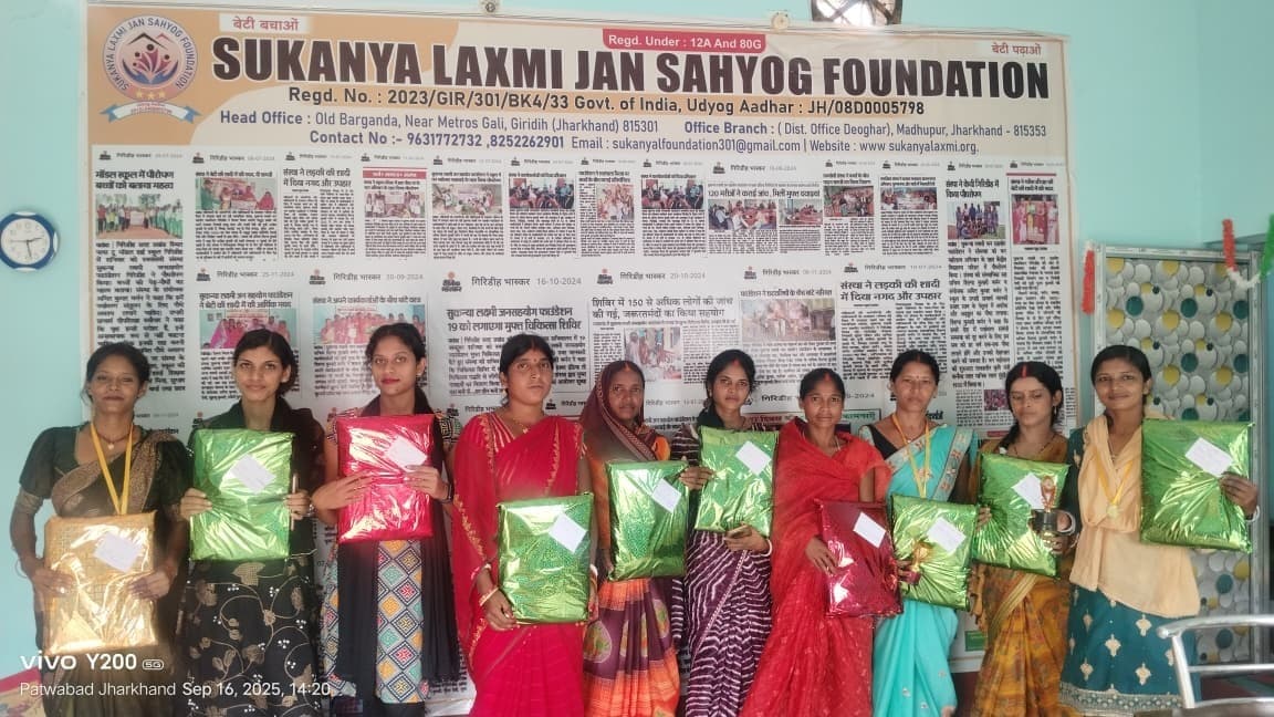 महिलाओं के बीच वस्त्र वितरित