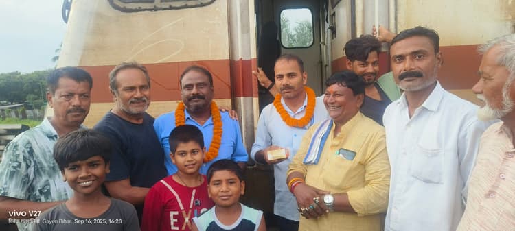 गलगलिया में ट्रेनों के ठहराव से लोगों में हर्ष