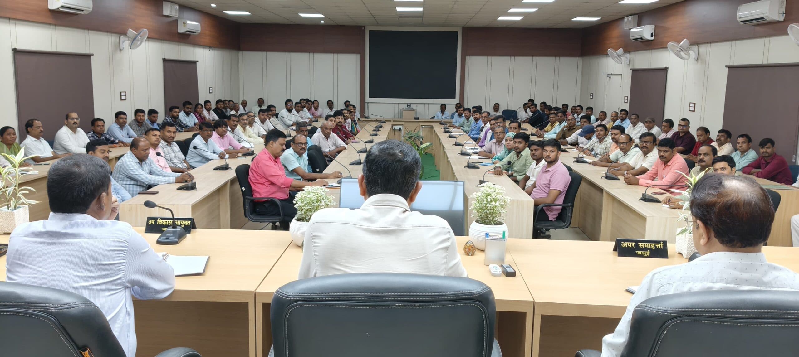 फाइलों के निष्पादन में अनावश्यक विलंब बर्दाश्त नहीं - डीएम