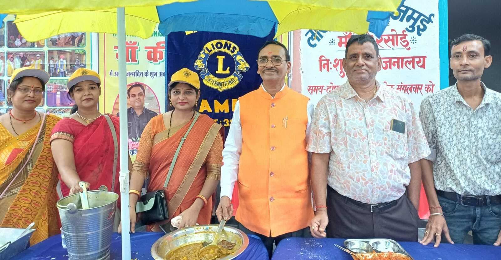 जरूरतमंदों को कराया गया भोजन