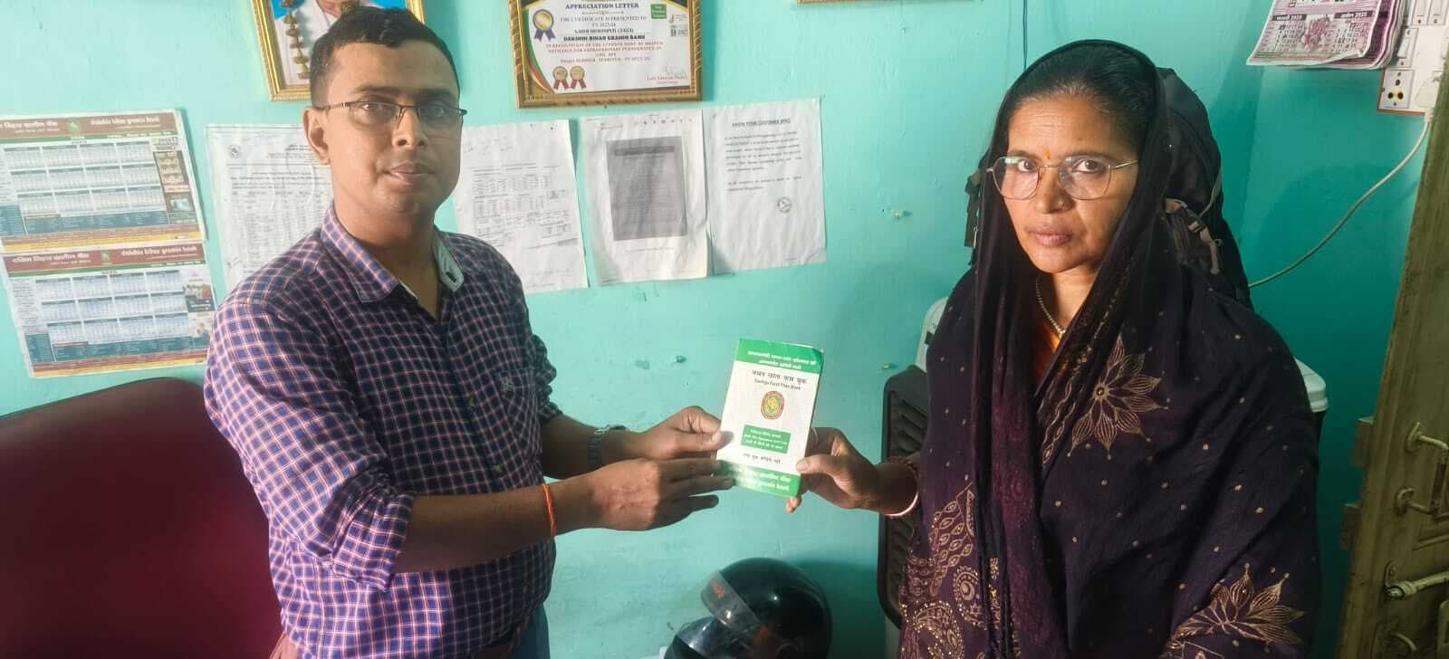 प्रधानमंत्री जीवन ज्योति बीमा योजना के तहत लाभार्थी को दी गयी दो लाख की राशि