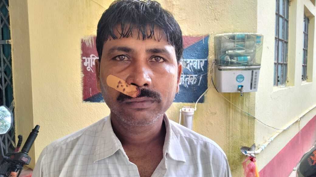 मारपीट करने तथा रंगदारी मांगने का आरोप, शिकायत