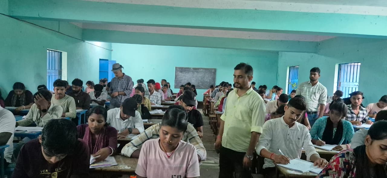 सेमेस्टर 4 की परीक्षा में  नौ  परीक्षार्थी अनुपस्थित