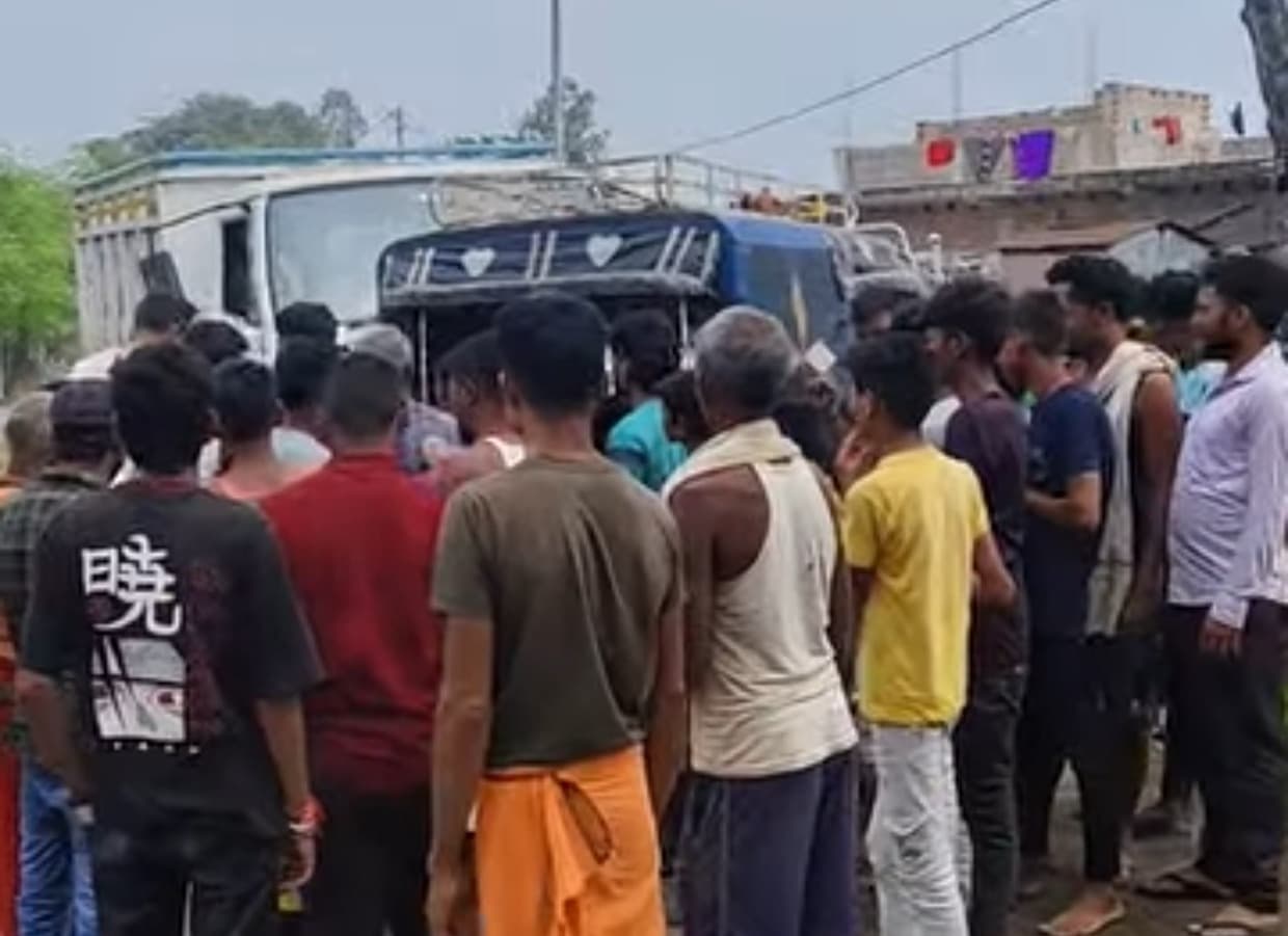 ऑटो व मालवाहक की टक्कर में तीन घायल