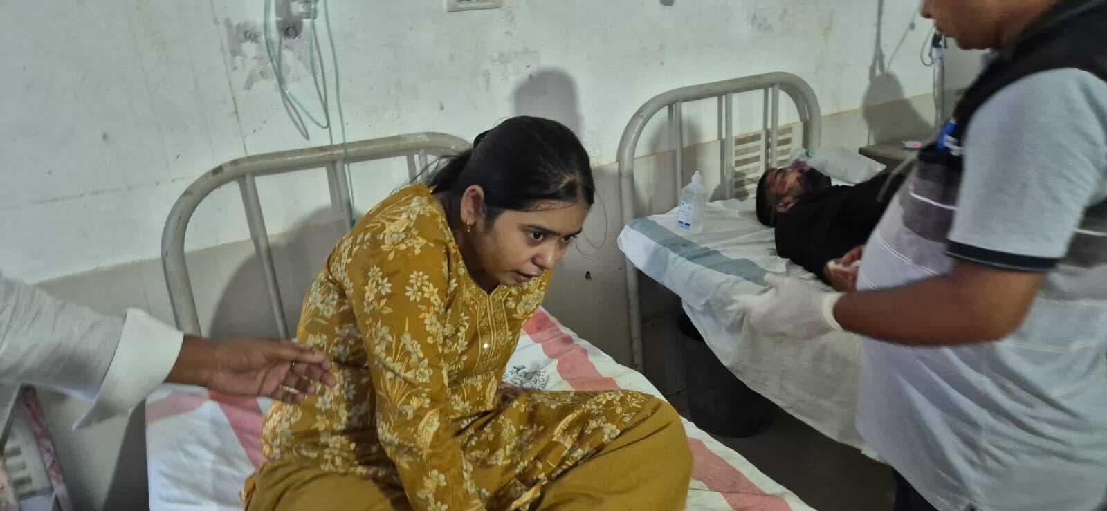 दो बाइकों की टक्कर में युवक-युवती घायल