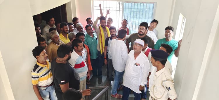 पंस की बैठक में रैयतों ने किया हंगामा, 70 एकड़ जमीन को दूसरे की जमाबंदी पर दर्ज करने का लगाया आरोप