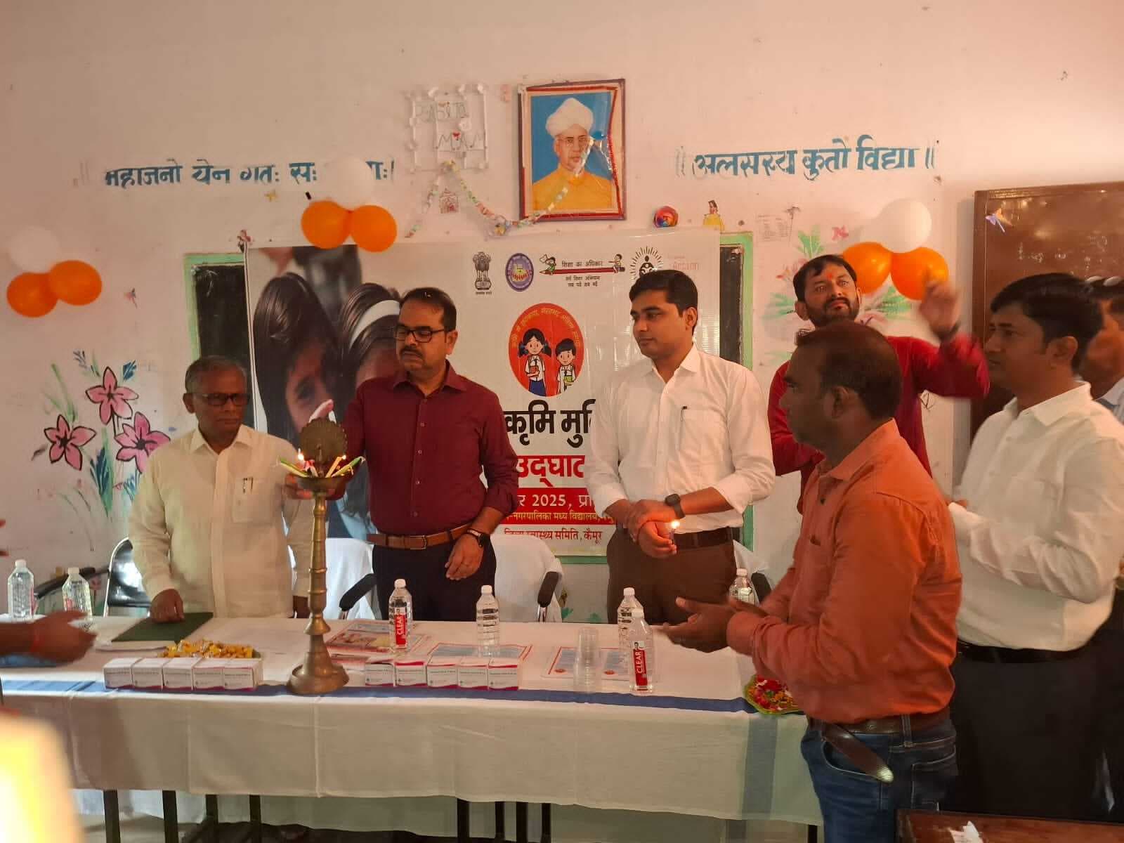 kaimur News : लक्ष्य के अनुसार हर बच्चे तक पहुंचे अल्बेंडाजोल की गोली : डीएम