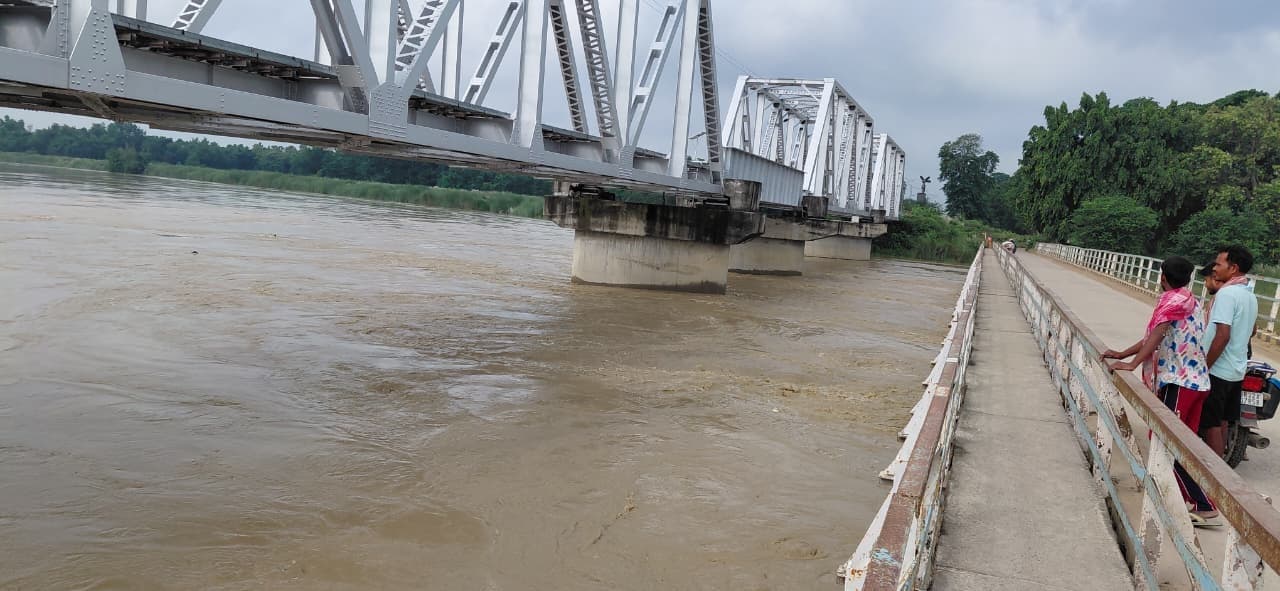 Madhubani News : झंझारपुर में कमला नदी का जलस्तर खतरे के निशान पर पहुंचा