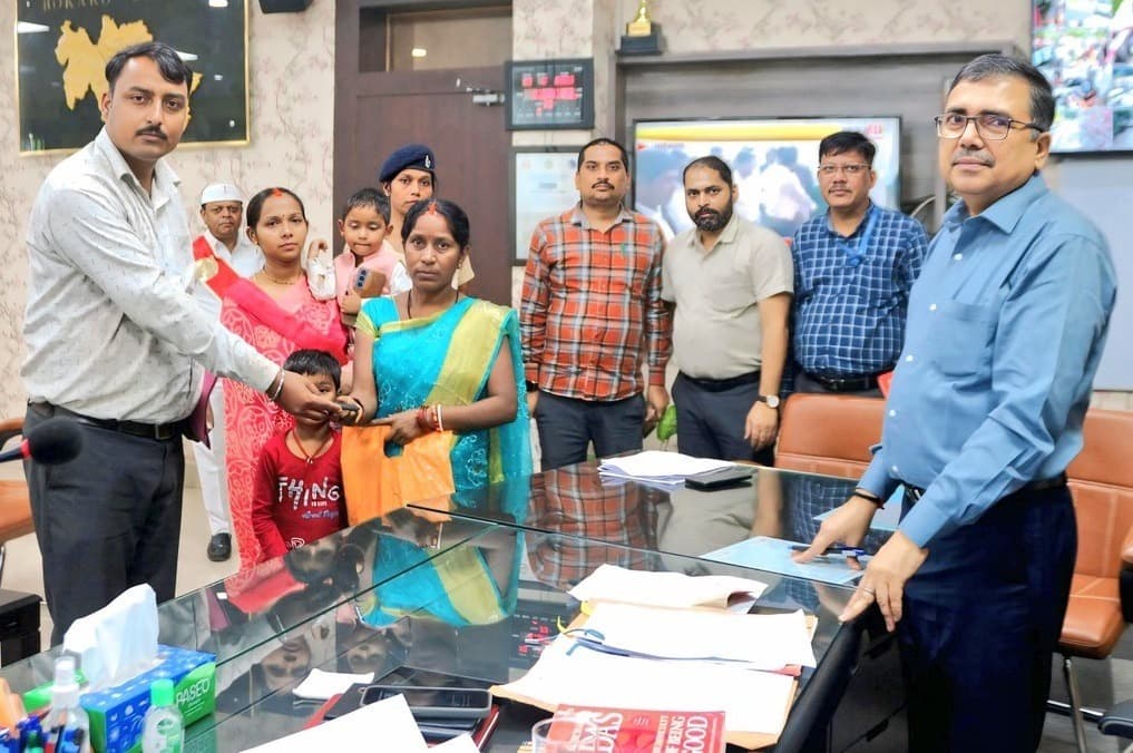 Bokaro News : उपायुक्त की पहल पर बैंक ने ग्राहक को लौटाया वाहन