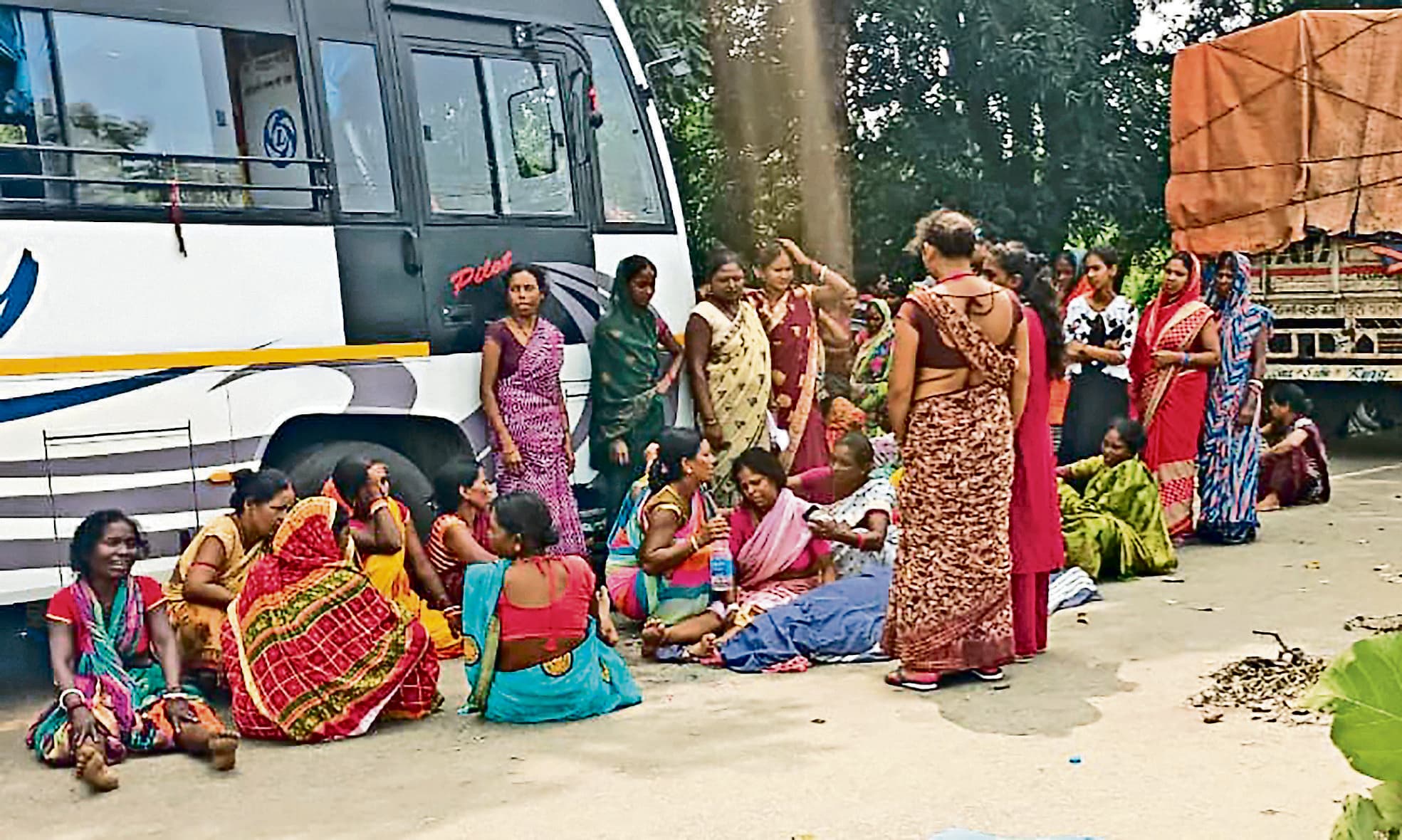 Bokaro News : जरीडीह में पिकअप वाहन के धक्के से बाइक सवार पिता-पुत्र की मौत, पत्नी गंभीर