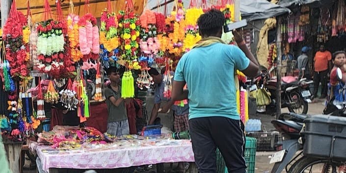 सजावट सामग्री और प्रसाद की खूब हुई खरीदारी