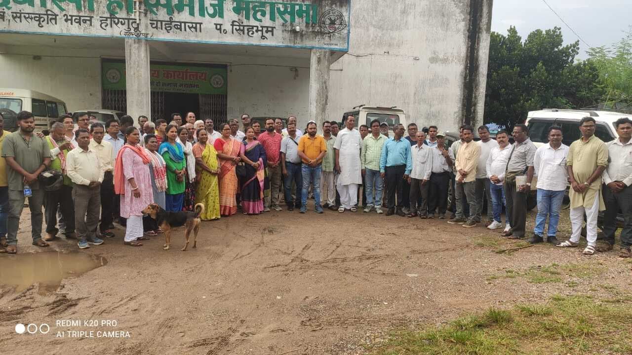 Chaibasa News : कुड़मी को एसटी बनाने की मांग का विरोध, 72 घंटे की आर्थिक नाकेबंदी