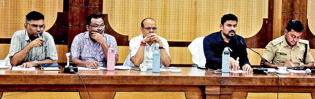 Jharsuguda News: शांति समिति की बैठक में निर्बाध बिजली, पेयजल आपूर्ति व सड़क मरम्मत को कदम उठाने के निर्देश