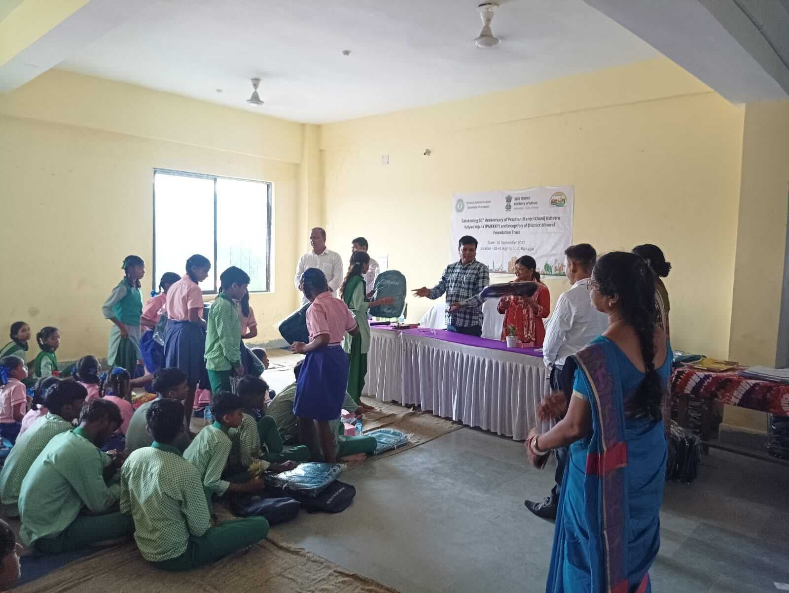 Seraikela Kharsawan News : खनिज न्यास की वर्षगांठ पर दिखी विद्यार्थियों की प्रतिभा